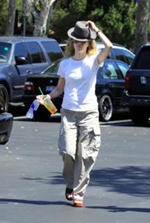 Kim Basinger feet photo thumbnail
