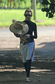 Kim Basinger feet photo thumbnail