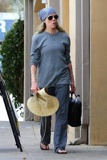 Kim Basinger feet photo thumbnail