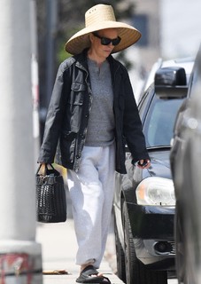 Kim Basinger feet photo thumbnail