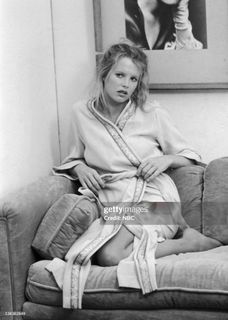 Kim Basinger feet photo thumbnail