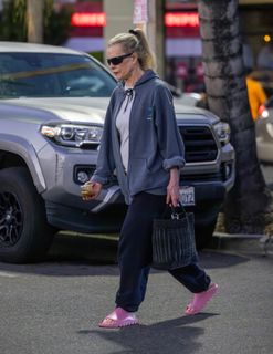 Kim Basinger feet photo thumbnail