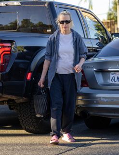 Kim Basinger feet photo thumbnail