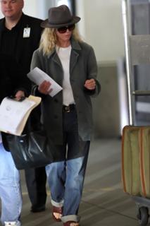 Kim Basinger feet photo thumbnail
