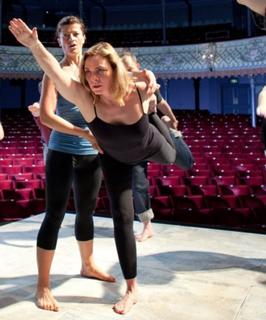 Kim Cattrall feet photo thumbnail