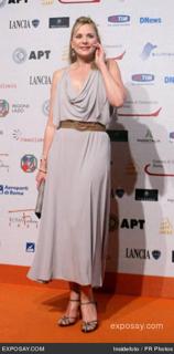 Kim Cattrall feet photo thumbnail