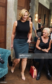 Kim Cattrall feet photo thumbnail