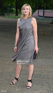 Kim Cattrall feet photo thumbnail