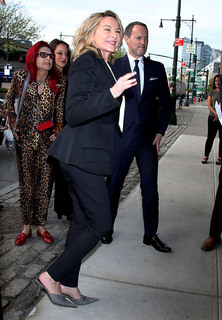 Kim Cattrall feet photo thumbnail