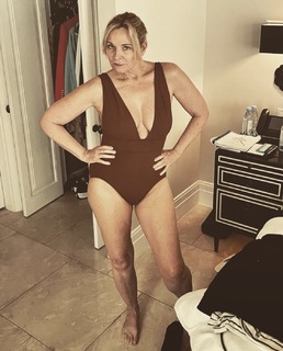 Kim Cattrall feet photo thumbnail