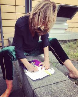 Kim Fisher feet photo thumbnail