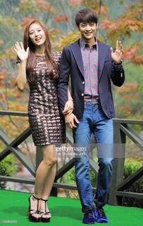 Kim Ji-won feet photo thumbnail