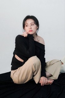 Kim Ji-won feet photo thumbnail