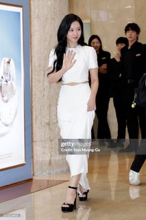 Kim Ji-won feet photo thumbnail