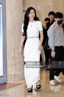 Kim Ji-won feet photo thumbnail