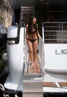 Kim Kardashian feet photo thumbnail