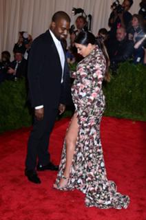 Kim Kardashian feet photo thumbnail