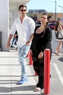 Kim Kardashian feet photo thumbnail