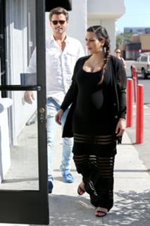 Kim Kardashian feet photo thumbnail