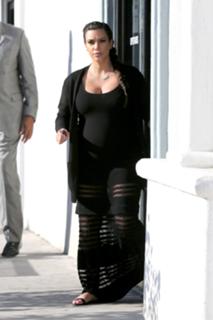 Kim Kardashian feet photo thumbnail