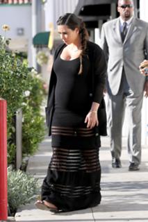 Kim Kardashian feet photo thumbnail