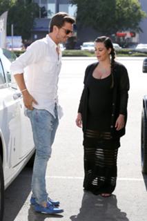 Kim Kardashian feet photo thumbnail