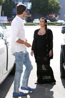 Kim Kardashian feet photo thumbnail