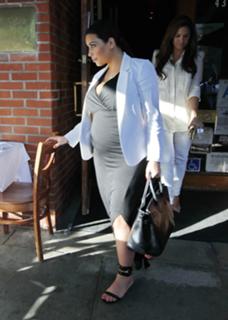 Kim Kardashian feet photo thumbnail