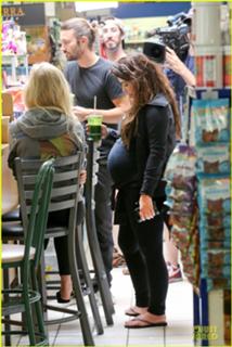 Kim Kardashian feet photo thumbnail