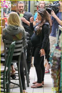 Kim Kardashian feet photo thumbnail