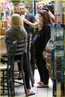 Kim Kardashian feet photo thumbnail