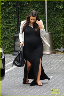Kim Kardashian feet photo thumbnail