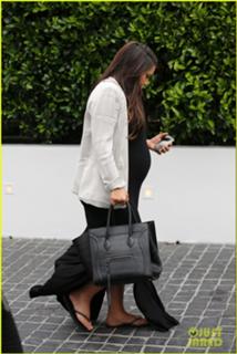 Kim Kardashian feet photo thumbnail