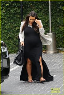 Kim Kardashian feet photo thumbnail