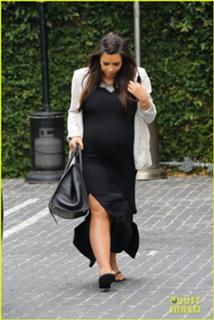 Kim Kardashian feet photo thumbnail