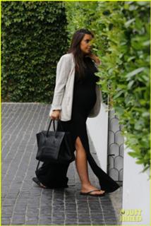 Kim Kardashian feet photo thumbnail