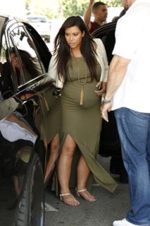 Kim Kardashian feet photo thumbnail