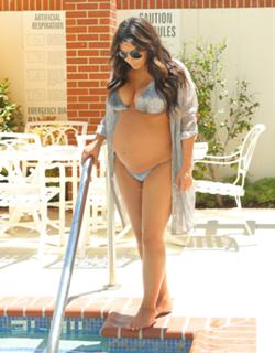 Kim Kardashian feet photo thumbnail