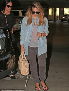 Kim Kardashian feet photo thumbnail