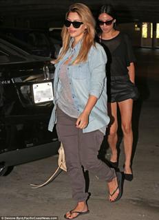 Kim Kardashian feet photo thumbnail