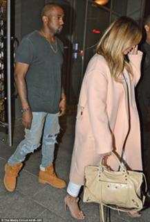 Kim Kardashian feet photo thumbnail