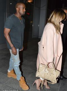 Kim Kardashian feet photo thumbnail