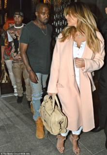 Kim Kardashian feet photo thumbnail