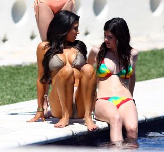 Kim Kardashian feet photo thumbnail