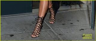 Kim Kardashian feet photo thumbnail