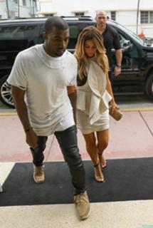 Kim Kardashian feet photo thumbnail