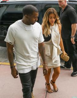 Kim Kardashian feet photo thumbnail