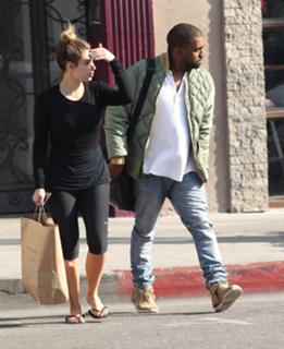 Kim Kardashian feet photo thumbnail