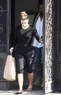 Kim Kardashian feet photo thumbnail