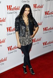 Kim Kardashian feet photo thumbnail